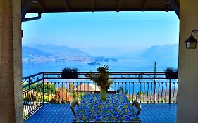 Il Lago E La Collina